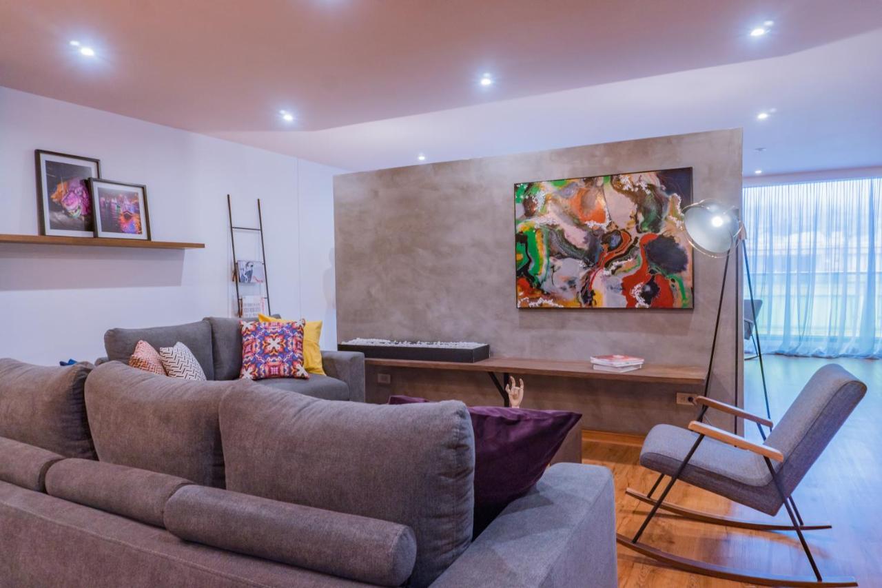 Hotel V1501 Pasto Exteriör bild A living room with a concrete wall