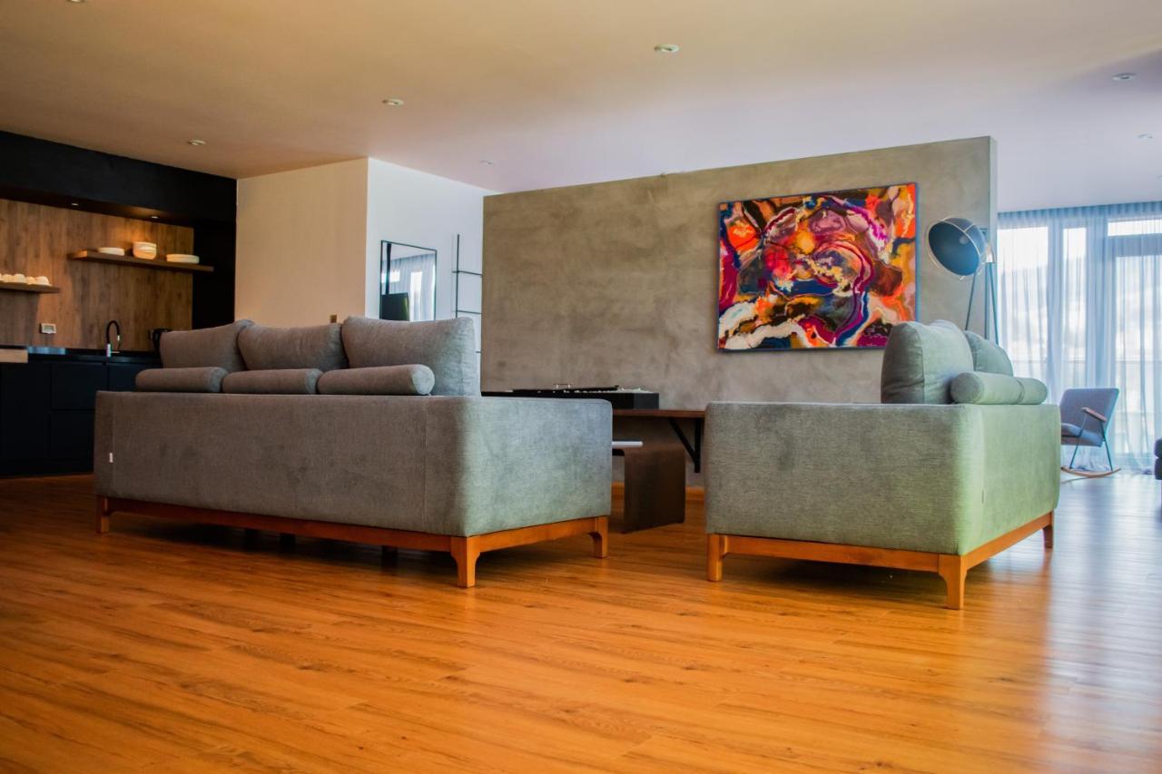Hotel V1501 Pasto Exteriör bild A living room with a concrete wall