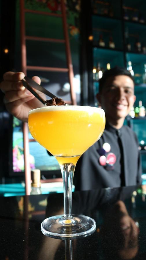 Hotel V1501 Pasto Exteriör bild A bartender adding a garnish to a cocktail