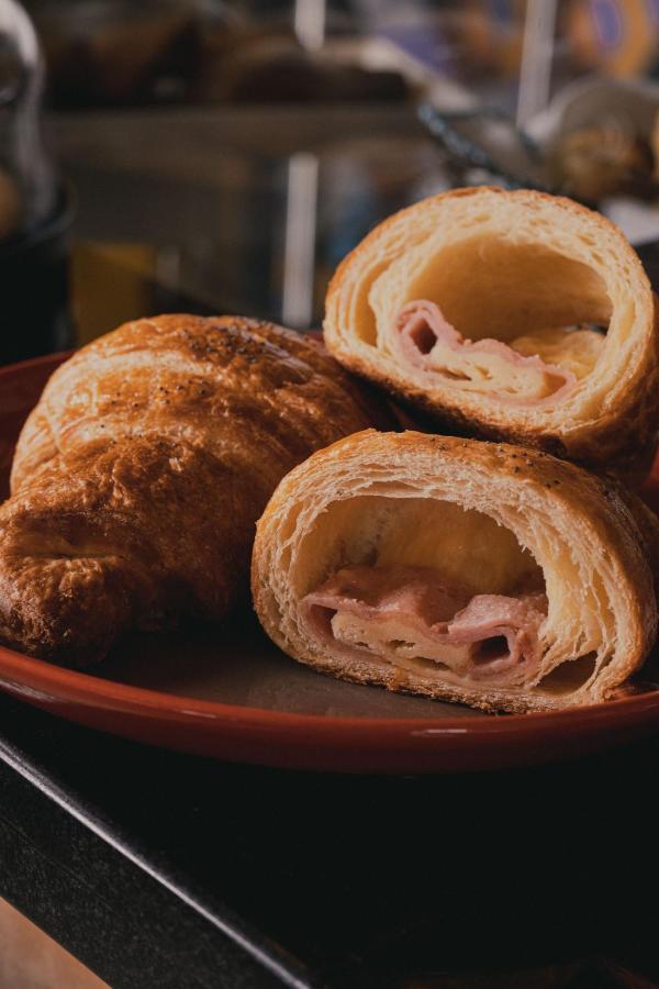Hotel V1501 Pasto Exteriör bild A ham and cheese croissant